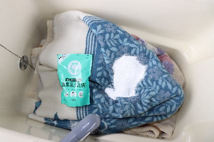 酸素系漂白剤で毛布を洗う